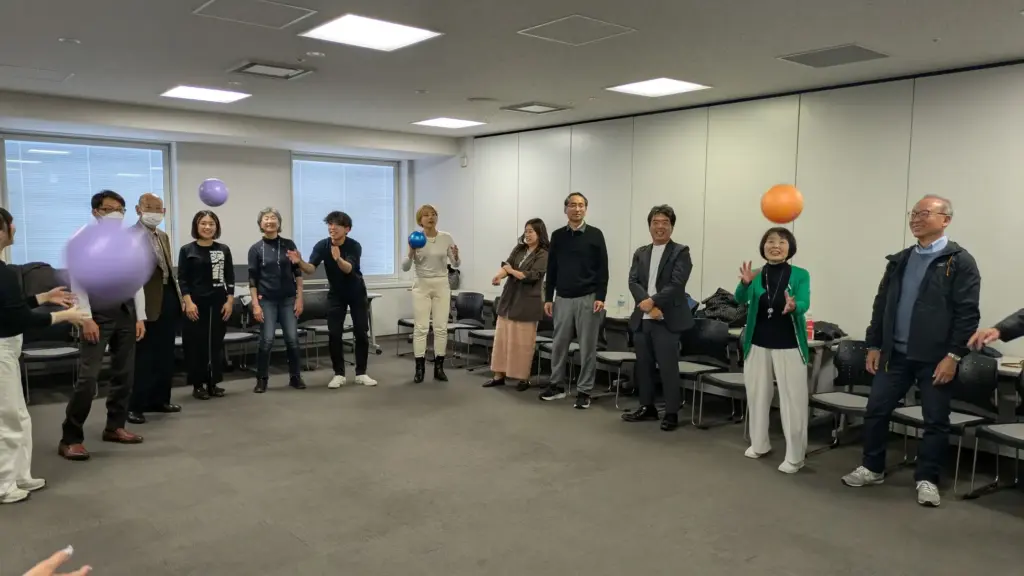 周囲の状況を見ながら相手に確実に声を届ける練習